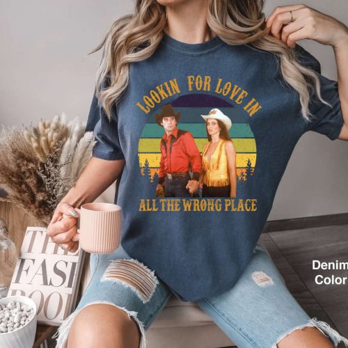 Vintage Lookin for Love T-Shirt: Urban Cowboy Style Gift Tee for Men & Women