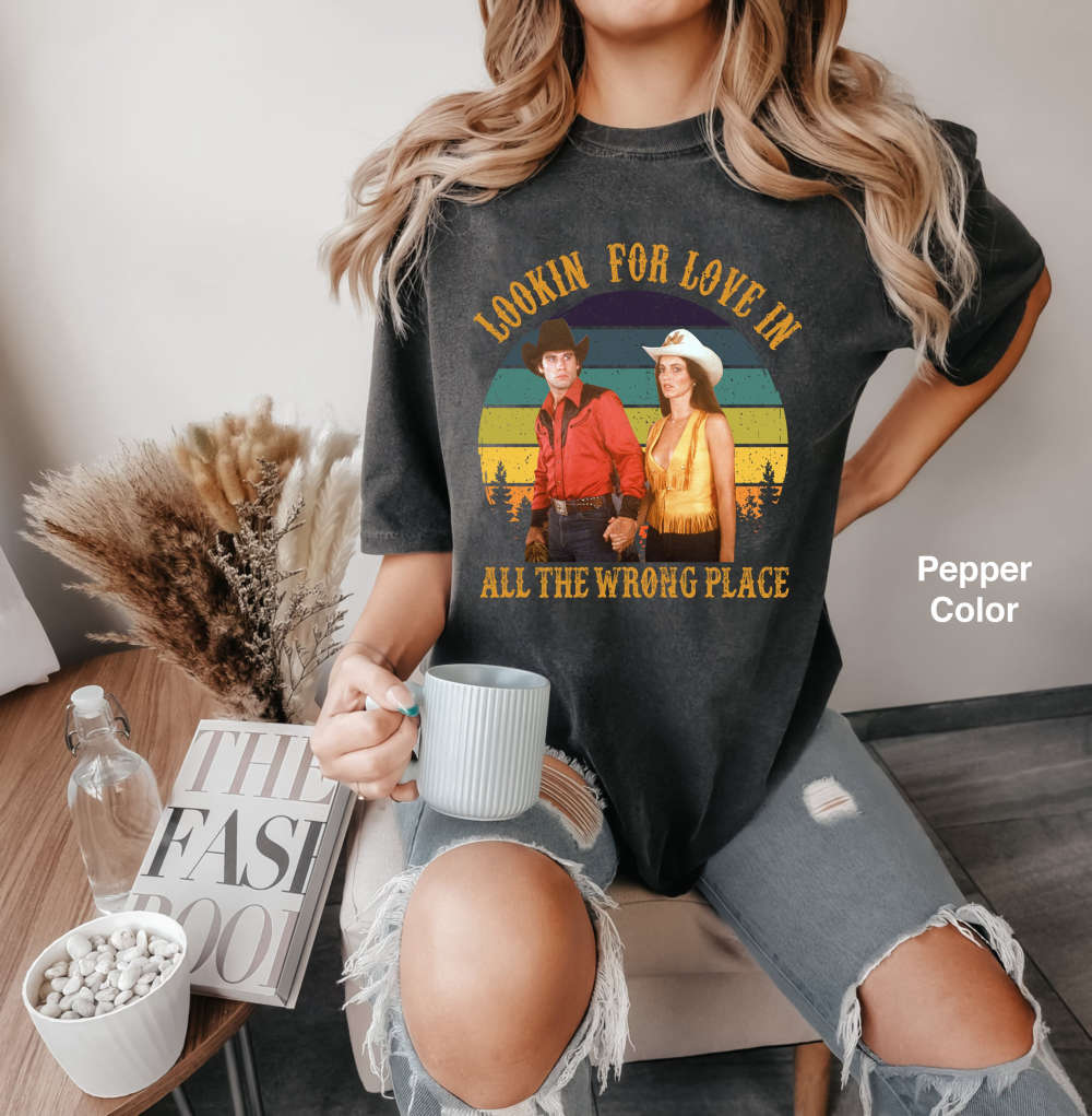 Vintage Lookin for Love T-Shirt: Urban Cowboy Style Gift Tee for Men & Women