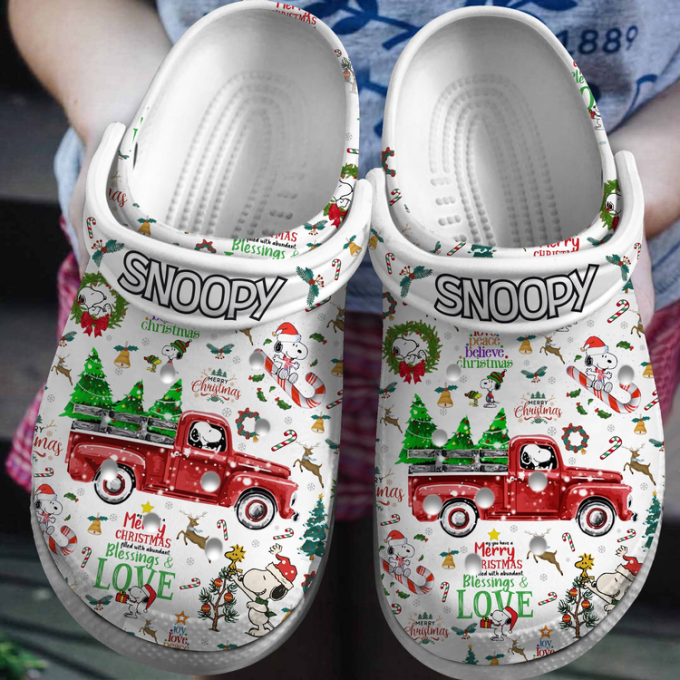 Snoopy Merry Christmas White Clogs – Eye-Catching Festive Design For The Holidays!